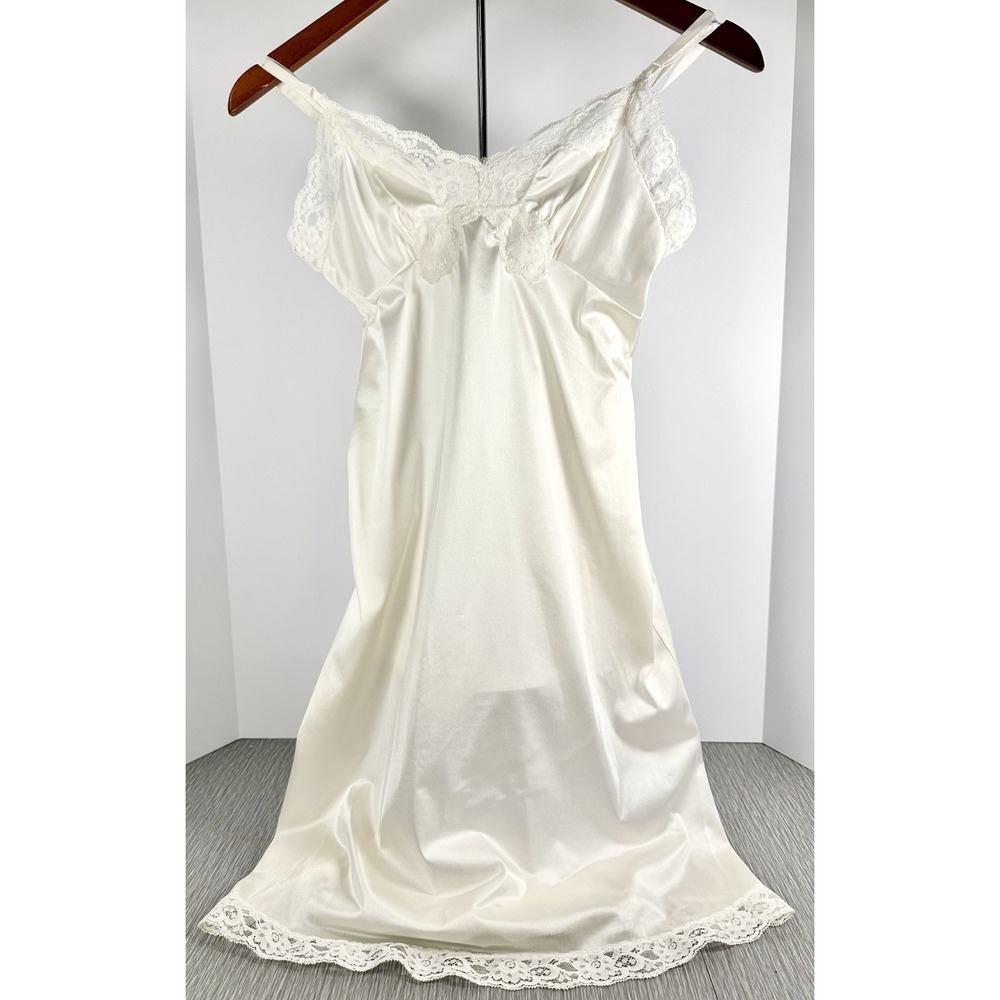 Vintage Vassarette Quintessence Slip Nightgown Nighty 32-A Champagne Antron‎ USA
